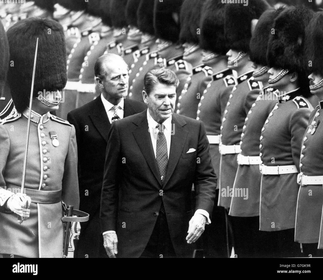Le président Ronald Reagan inspecte la garde d'honneur des Grenadier Guards au château de Windsor, avec le duc d'Édimbourg derrière lui. Le Président et Mme Reagan sont arrivés par hélicoptère au début de leur visite en Grande-Bretagne. *numérisation basse résolution à partir de l'impression, haute résolution disponible sur demande* Banque D'Images