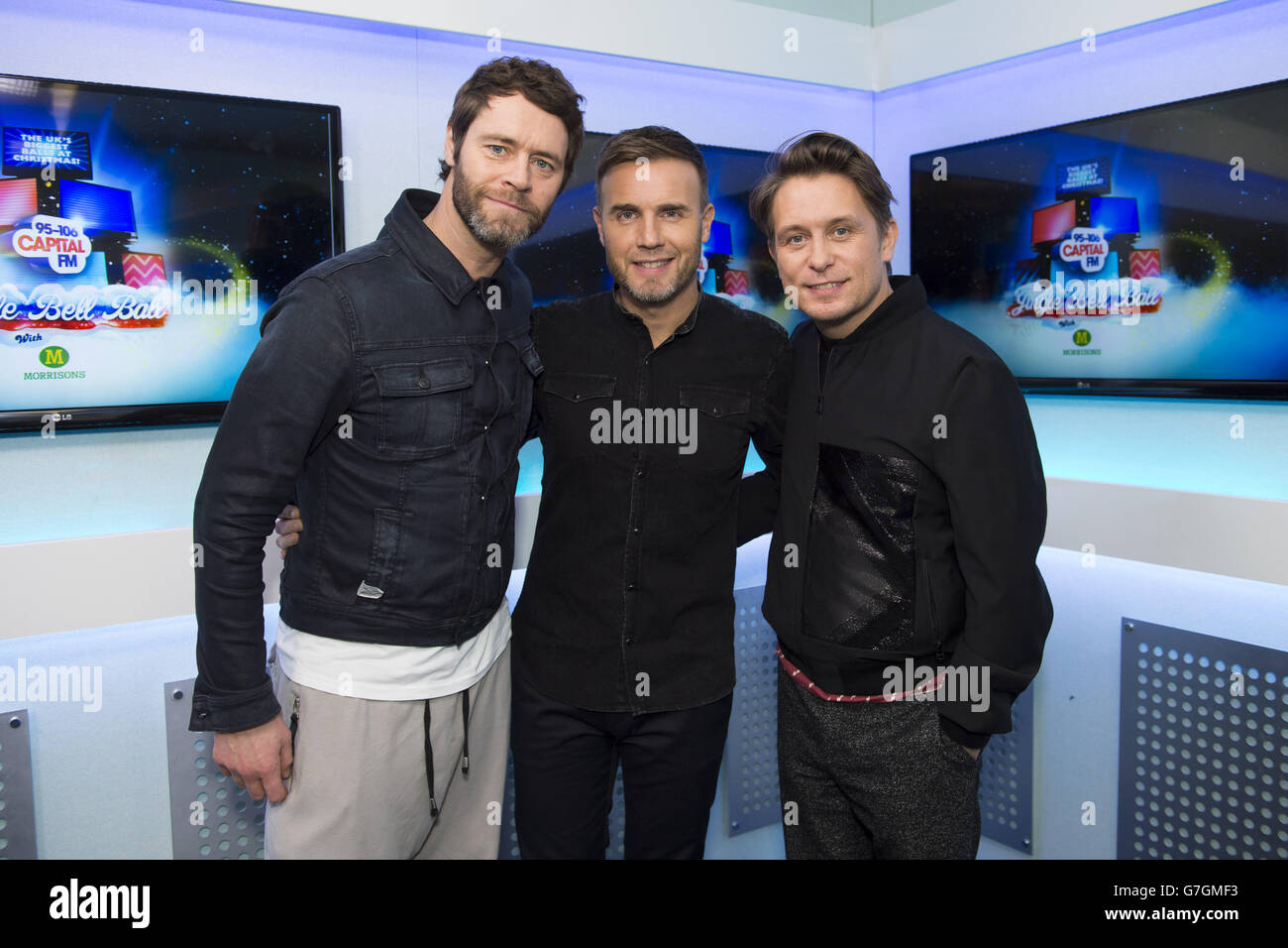 (De gauche à droite) Howard Donald, Gary Barlow et Mark Owen de prendre cette contre-scène pendant le Capital Jingle Bell ball 2014 à l'O2 Arena, Londres. Banque D'Images