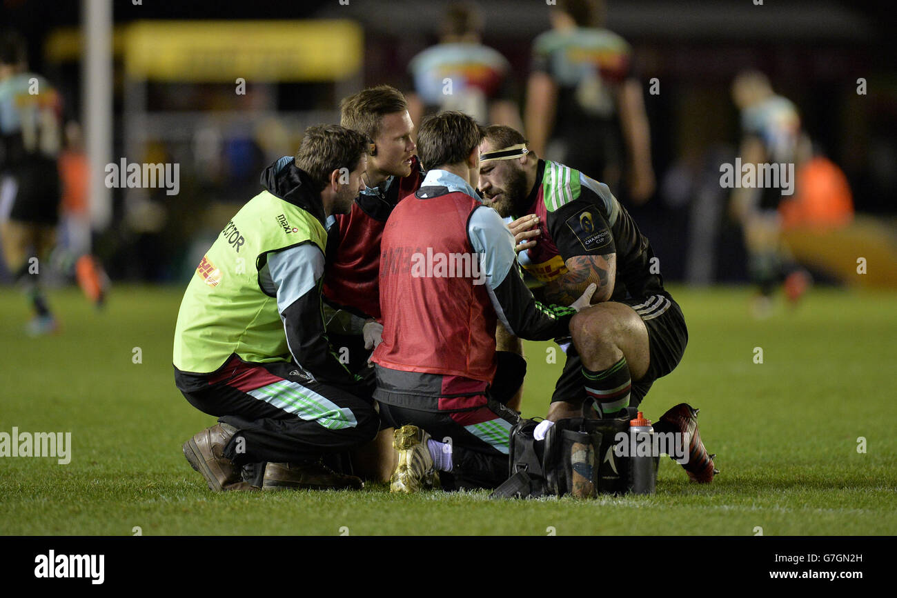 Joe Marler, capitaine de Harlequins (à droite), reçoit un traitement pour blessure lors du match Pool Two de la coupe des champions européens de rugby à Twickenham Stoop, Twickenham. Banque D'Images