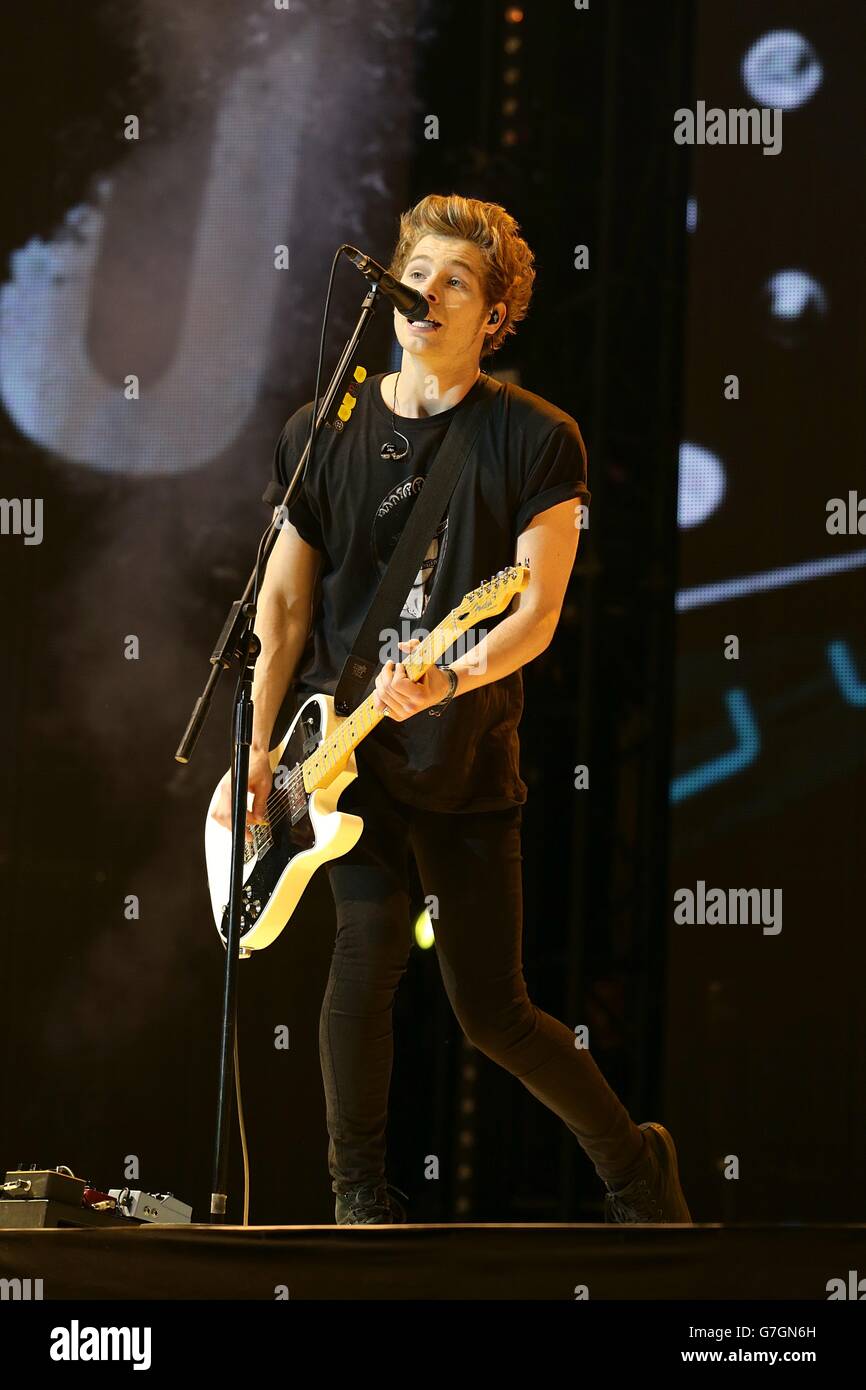 EXCLUSIF Luke Hemmings de 5 secondes d'été en direct sur scène pendant la Capital FM Jingle Bell ball 2014 tenue à l'O2 Arena, Londres Banque D'Images