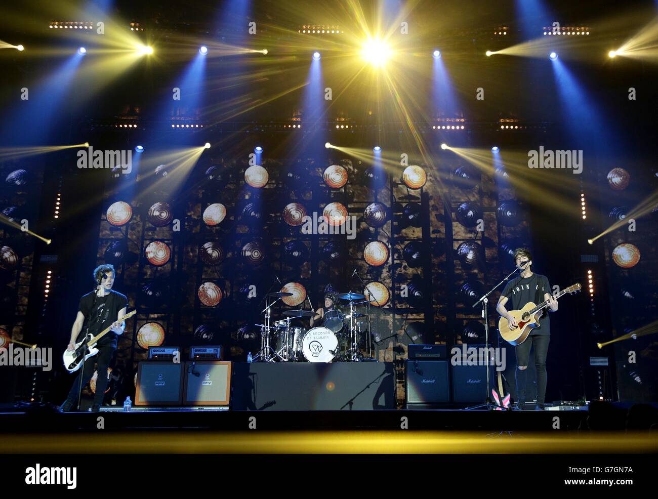 EXCLUSIF Luke Hemmings, Ashton Irwin et Calum Hood de 5 secondes d'été en direct sur scène pendant la Capital FM Jingle Bell ball 2014 qui s'est tenue à l'O2 Arena, Londres Banque D'Images