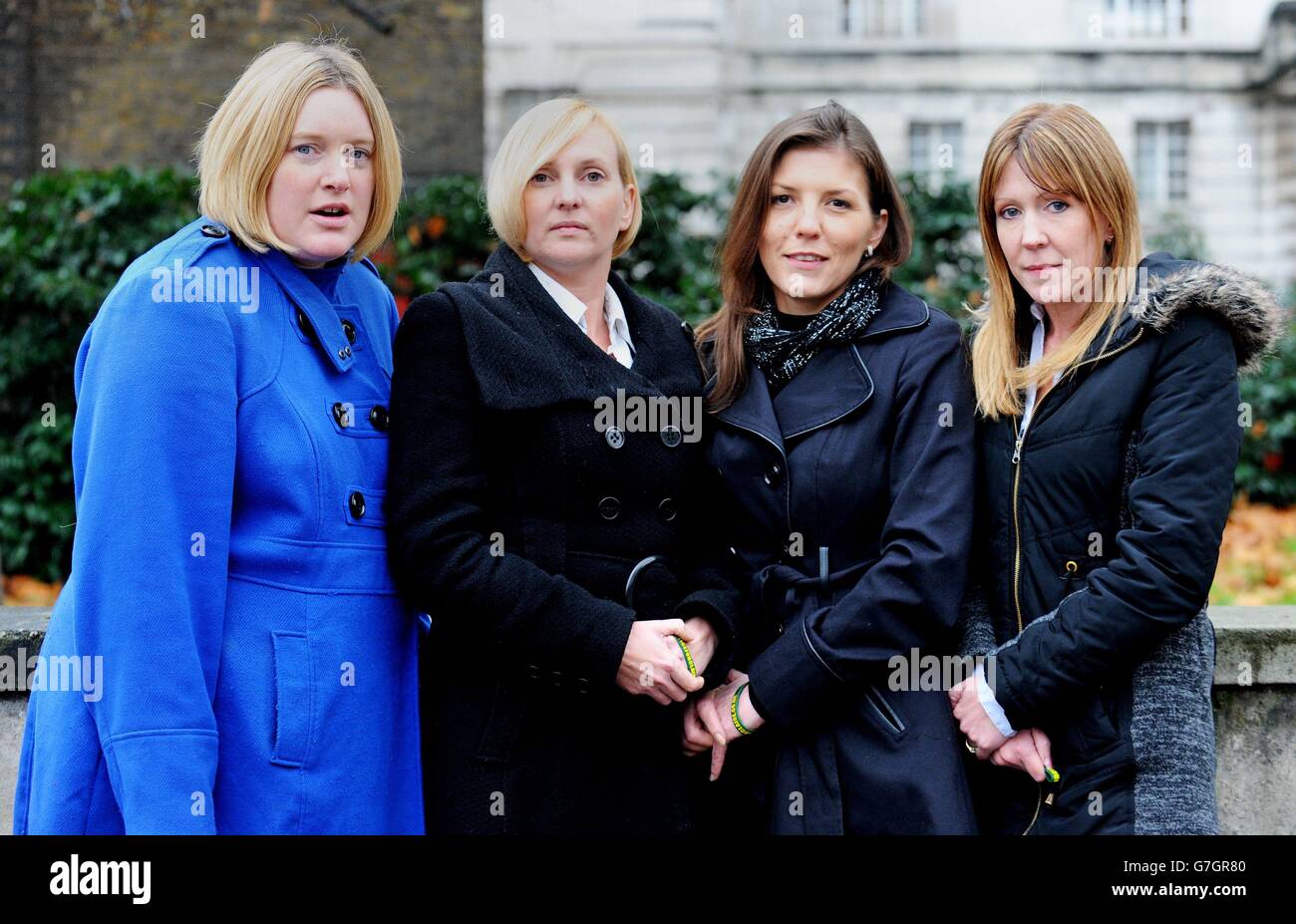 Photo non publiée antérieure datée du 04/12/14 de (de gauche à droite) Emma Edwards, Vicki Atkins, Joanne Roberts et Lisa Gribbin, amis de Claire Tiltman, une écolière de 16 ans assassinée, alors qu'elles se trouvent à l'extérieur de la cour intérieure de la Couronne de Londres, pendant le procès de l'ancien homme de traite Colin Ash-Smith, 46, Qui a été reconnu coupable au tribunal d'avoir tué son ami dans une attaque « frénétique et sans remords » à Greenhithe, dans le Kent, en 1993, quatre jours seulement après son 16e anniversaire. Banque D'Images Photo non publiée antérieure datée du 04/12/14 de (de gauche à droite) Emma Edwards, Vicki Atkins, Joanne Roberts et Lisa Gribbin, amis de Claire Tiltman, une écolière de 16 ans assassinée, alors qu'elles se trouvent à l'extérieur de la cour intérieure de la Couronne de Londres, pendant le procès de l'ancien homme de traite Colin Ash-Smith, 46, Qui a été reconnu coupable au tribunal d'avoir tué son ami dans une attaque « frénétique et sans remords » à Greenhithe, dans le Kent, en 1993, quatre jours seulement après son 16e anniversaire. Banque D'Images