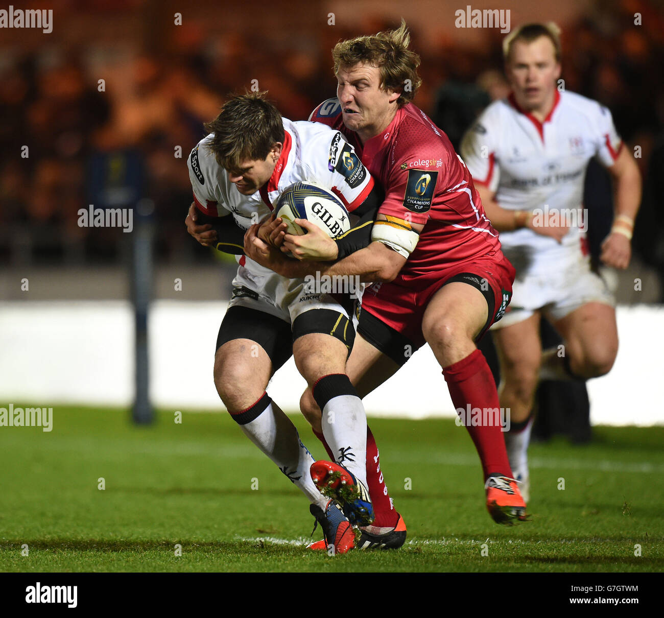 Louis Ludik (à gauche) d'Ulster Rugby est attaqué par les Hadleigh Parkes (à droite) de Scarlets lors du match de la coupe des champions d'Europe trois au parc y Scarlets.Llanelli. Banque D'Images