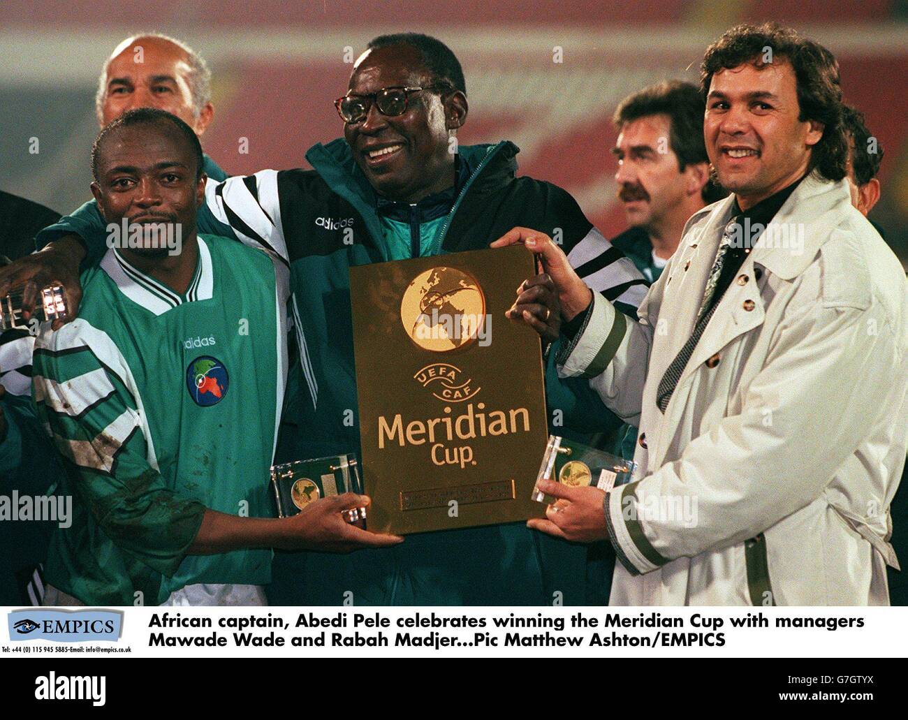 Le capitaine africain Abedi Pele célèbre la victoire de la coupe Meridian avec les managers Mawade Wade et Rabah Madjer Banque D'Images