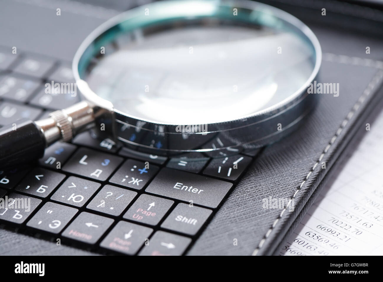 Concept d'entreprise. Loupe sur clavier d'ordinateur portable noir Banque D'Images