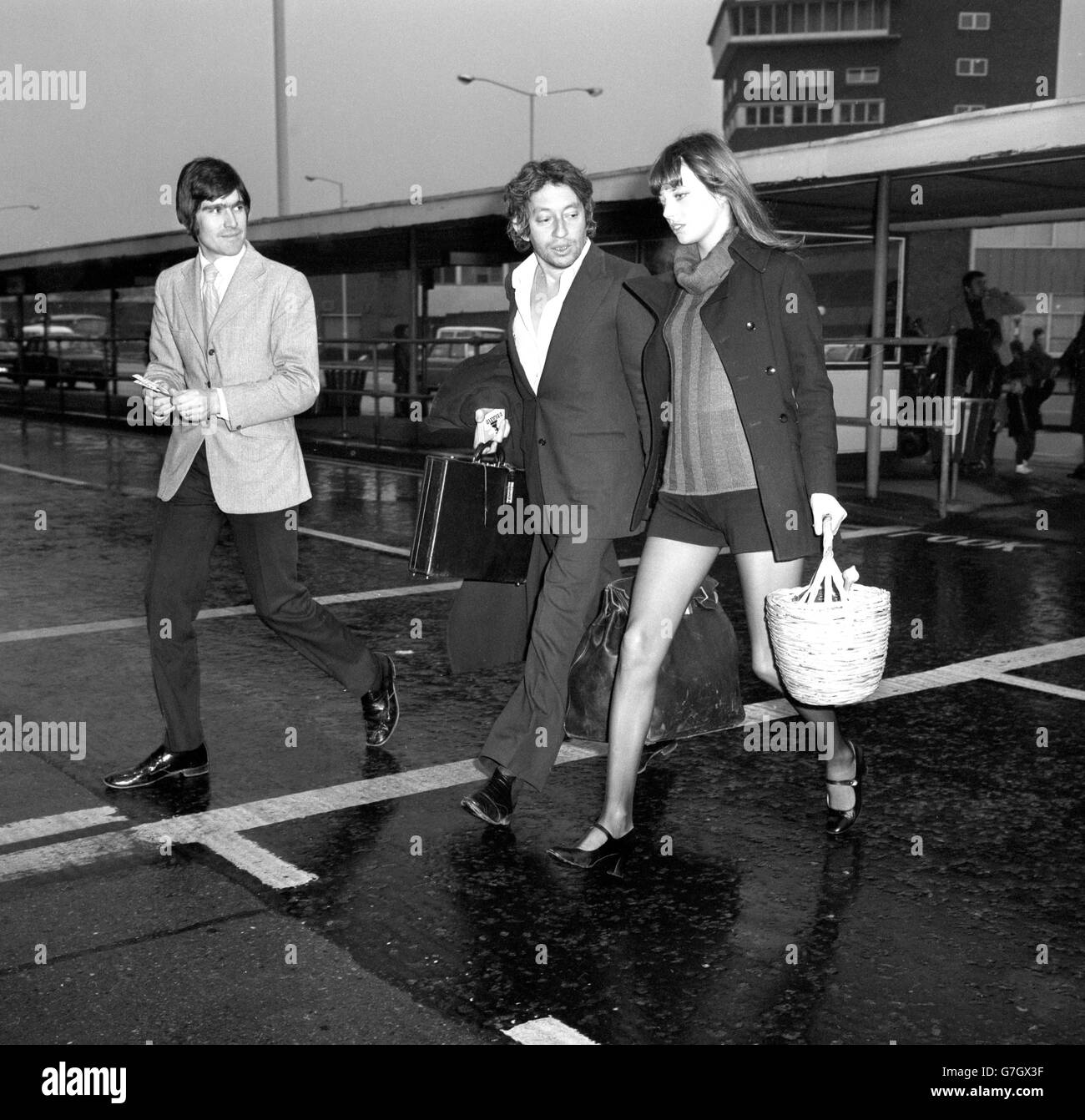 Jane Birkin et Serge Gainsbourg - aéroport de Heathrow, Londres.L'actrice Jane Birkin avec Serge Gainsbourg à l'aéroport Heathrow de Londres après son arrivée de Paris. Banque D'Images