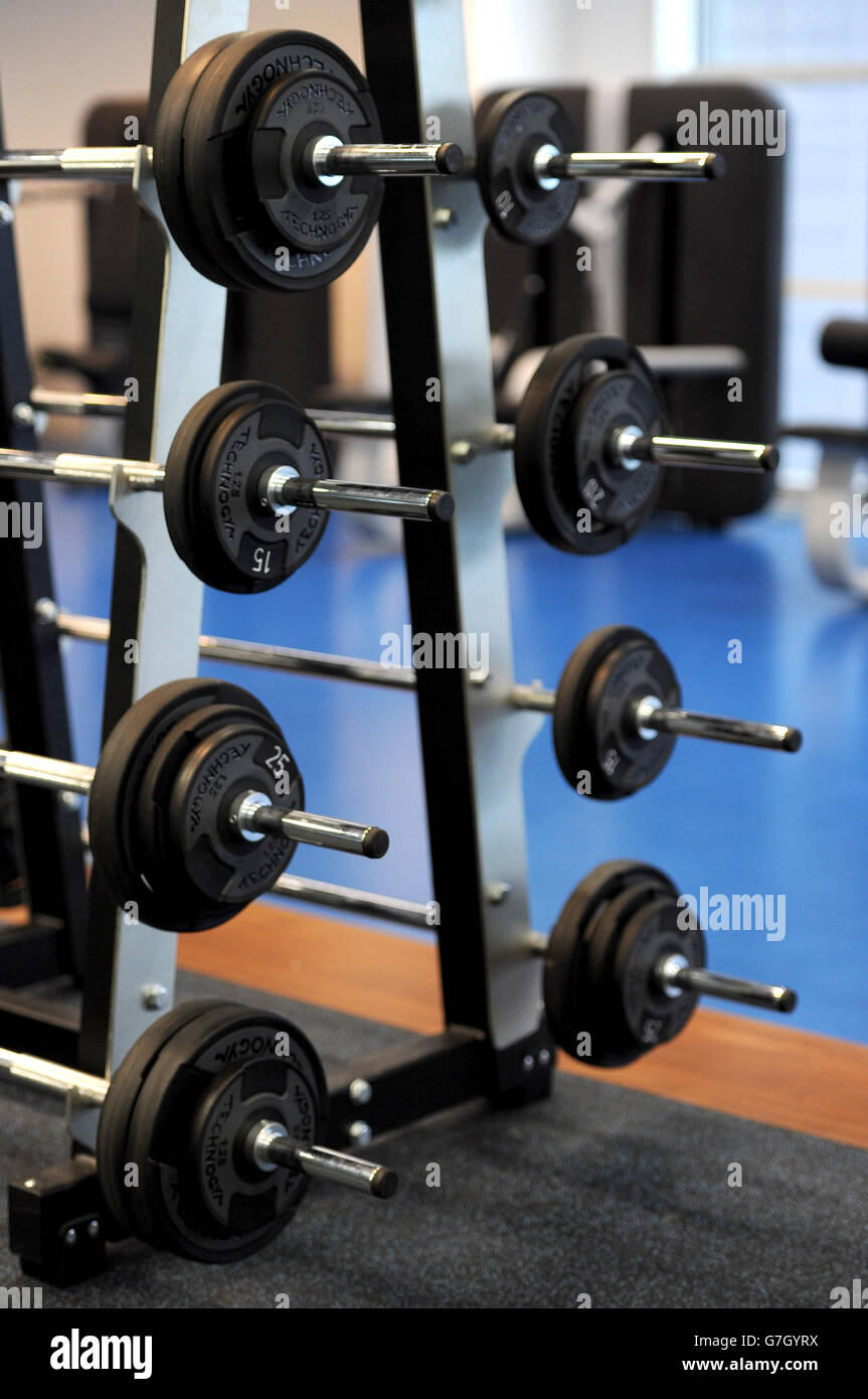 Matériel de gym et médical - St George's Park.Une vue générale des poids dans la salle de gym utilisée par l'équipe de football d'Angleterre pour s'entraîner, à St. George's Park, Burton-upon-Trent. Banque D'Images