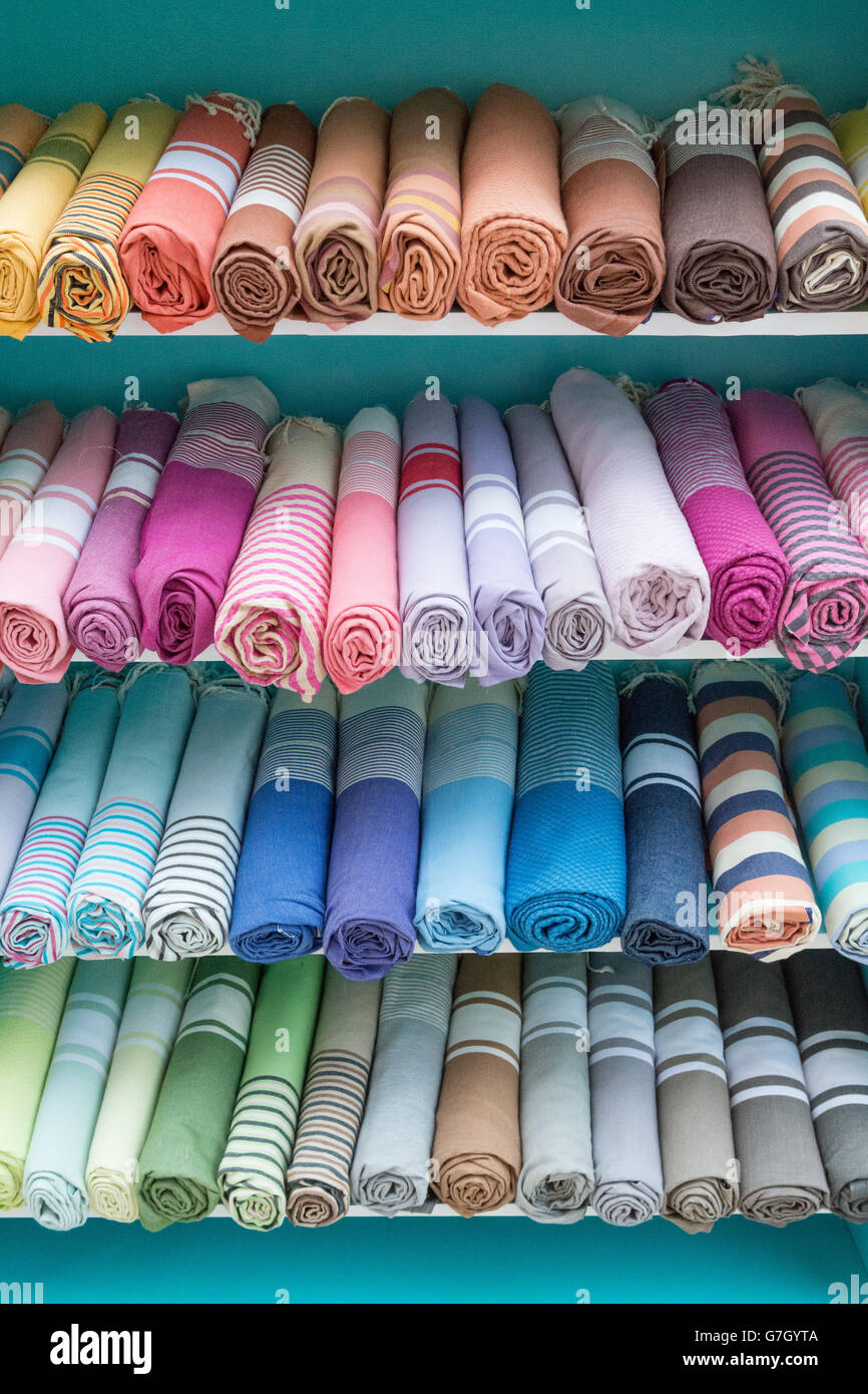 Les couleurs de l'image du fouta , sarongs (également connu sous le nom de Hammam, bain turc ou peshtemal serviettes) à l'extérieur d'une boutique en Grèce Banque D'Images