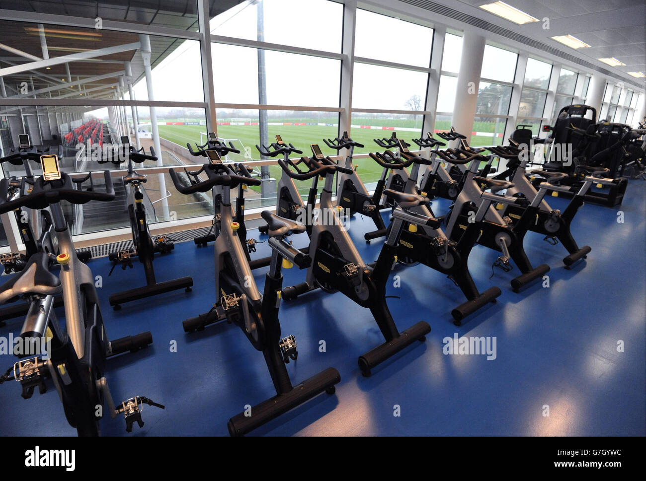 Une vue générale des appareils de course à pied dans la salle de gym utilisée par l'équipe de football d'Angleterre pour s'entraîner, à St. George's Park, Burton-upon-Trent. Banque D'Images