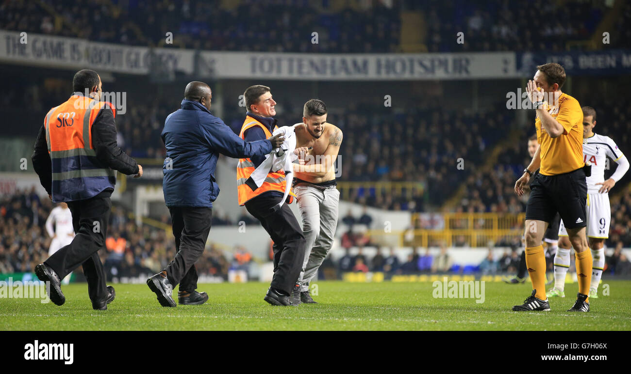 Un second envahisseur de terrain est saisi par la sécurité lors du match de l'UEFA Europa League à White Hart Lane, Londres. APPUYEZ SUR ASSOCIATION photo. Date de la photo: Jeudi 27 novembre 2014. Voir PA Story FOOTBALL Tottenham. Le crédit photo devrait se lire comme suit : Nick Potts/PA Wire. Banque D'Images