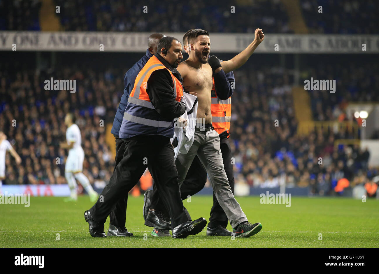 Un second envahisseur de terrain est escorté hors du terrain par la sécurité lors du match de l'UEFA Europa League à White Hart Lane, Londres.APPUYEZ SUR ASSOCIATION photo.Date de la photo: Jeudi 27 novembre 2014.Voir PA Story FOOTBALL Tottenham.Le crédit photo devrait se lire comme suit : Nick Potts/PA Wire. Banque D'Images