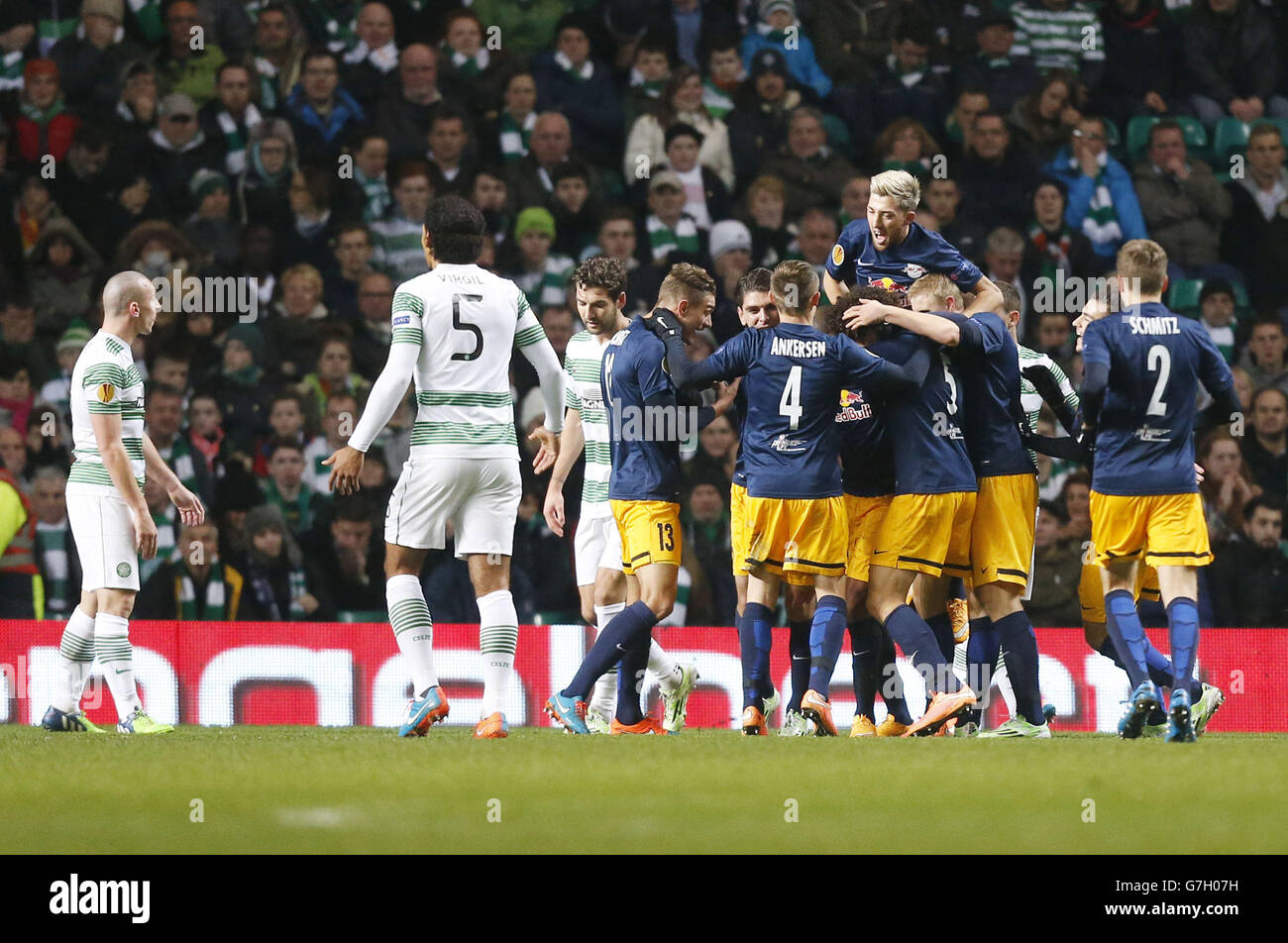 Les joueurs du FC Salzburg célèbrent le deuxième but d'Alan lors du match de l'UEFA Europa League au Celtic Park, Glasgow. Banque D'Images Les joueurs du FC Salzburg célèbrent le deuxième but d'Alan lors du match de l'UEFA Europa League au Celtic Park, Glasgow. Banque D'Images