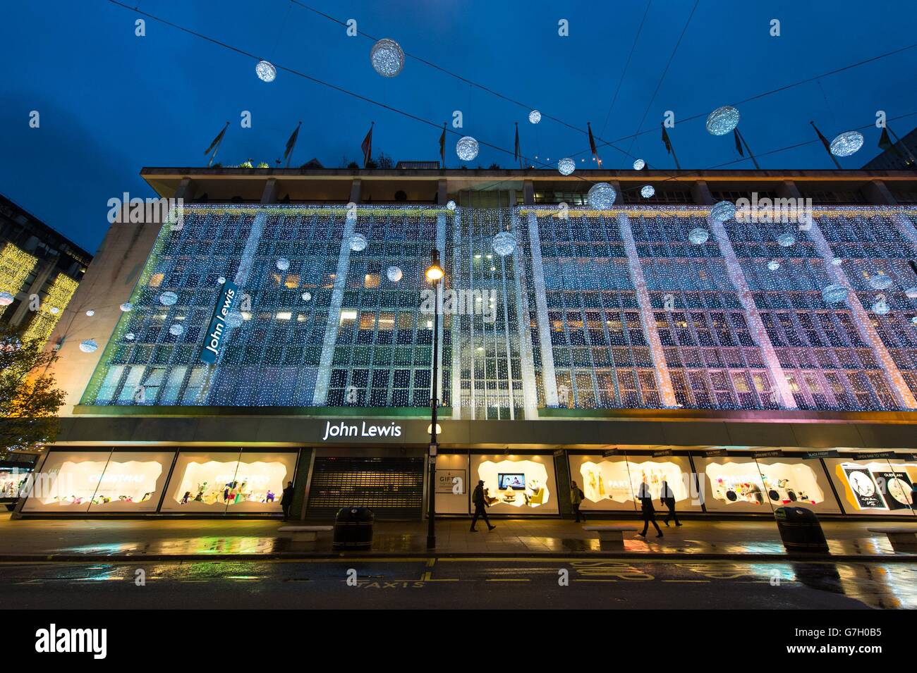 Vue générale montre les lumières de Noël sur l'extérieur de John Lewis Oxford Street, dans le centre de Londres, avant d'être coupé pendant cinq minutes de black out pour marquer le début de 'Black Friday' shopping. Banque D'Images
