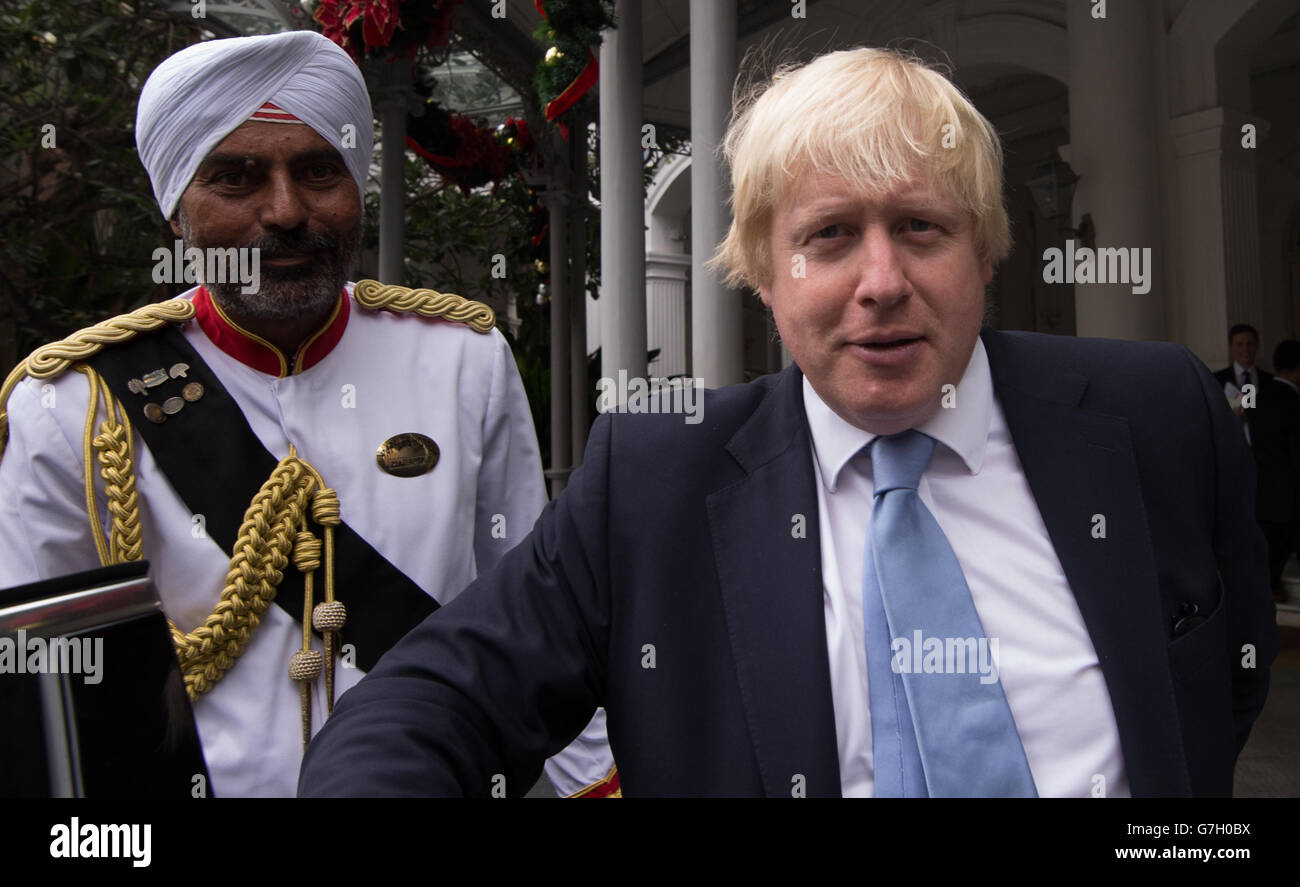 Le maire de Londres Boris Johnson est rencontré par le portier, Narajan, à l'hôtel Raffles de Singapour, avant de s'adresser à la Chambre de commerce britannique de Singapour. Banque D'Images