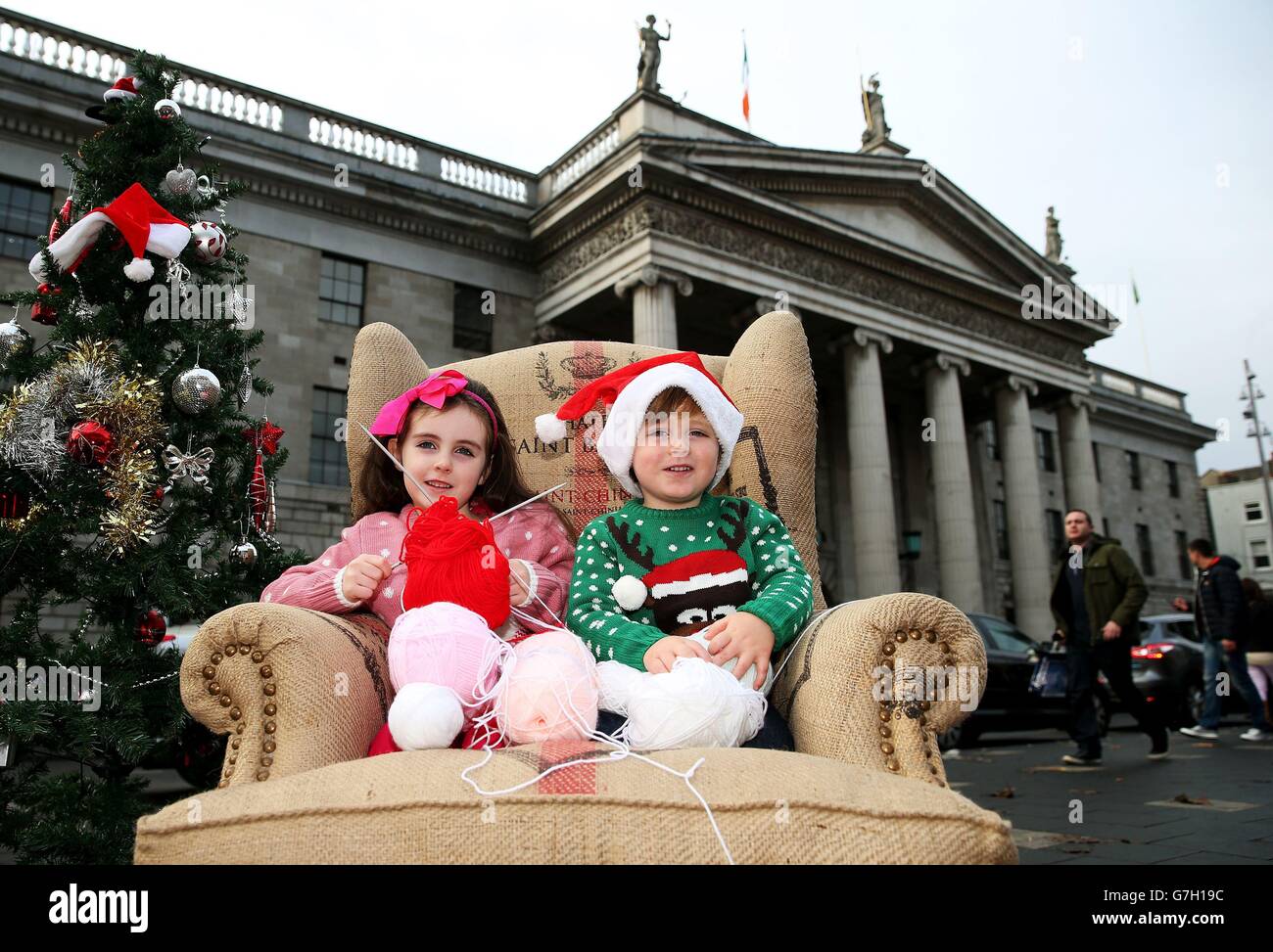 Ethan Carroll et sa sœur Eliza Carroll, devant Dublin demain à Noël Geansai Nollag World Record tentative, qui est d'essayer de frapper le plus grand nombre de personnes portant des pulls de Noël au même endroit en même temps sur O'Connell Street, Dublin. Banque D'Images