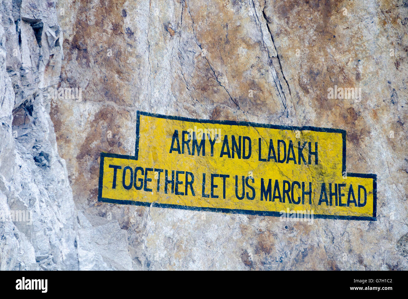 Inscrivez-vous sur la falaise à côté de la route, près de Leh, Ladakh, Himachal Pradesh, Inde. Banque D'Images