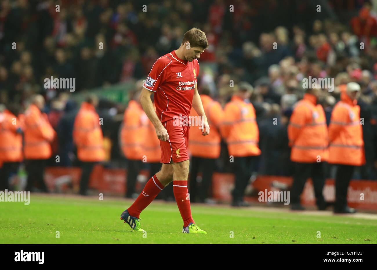 Steven Gerrard, de Liverpool, se promène après le match de la Barclays Premier League à Anfield, Liverpool. Banque D'Images