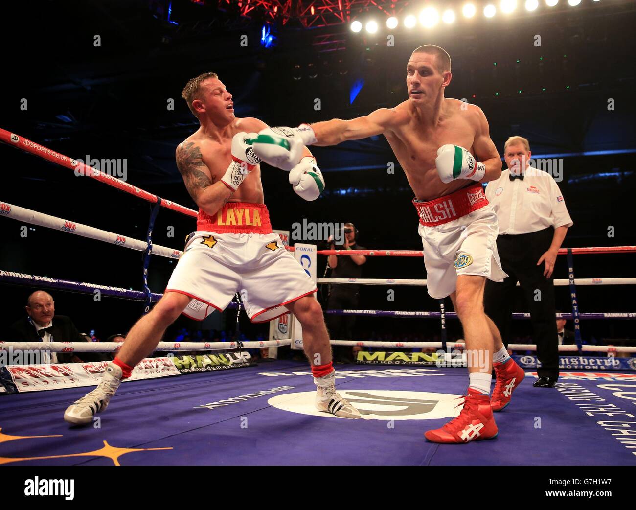 Liam Walsh (à droite) en action contre Gary Sykes lors de leurs titres de poids plume britannique et du Commonwealth se battent à l'Excel Arena, Londres. Banque D'Images