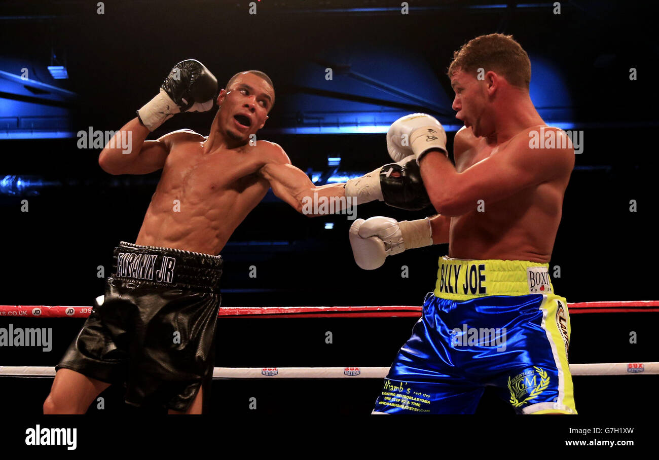 Chris Eubank Junior (à gauche) en action contre Billy Joe Saunders lors de leur combat de titres de l'Europe britannique et du Commonwealth à l'Excel Arena, Londres. Banque D'Images