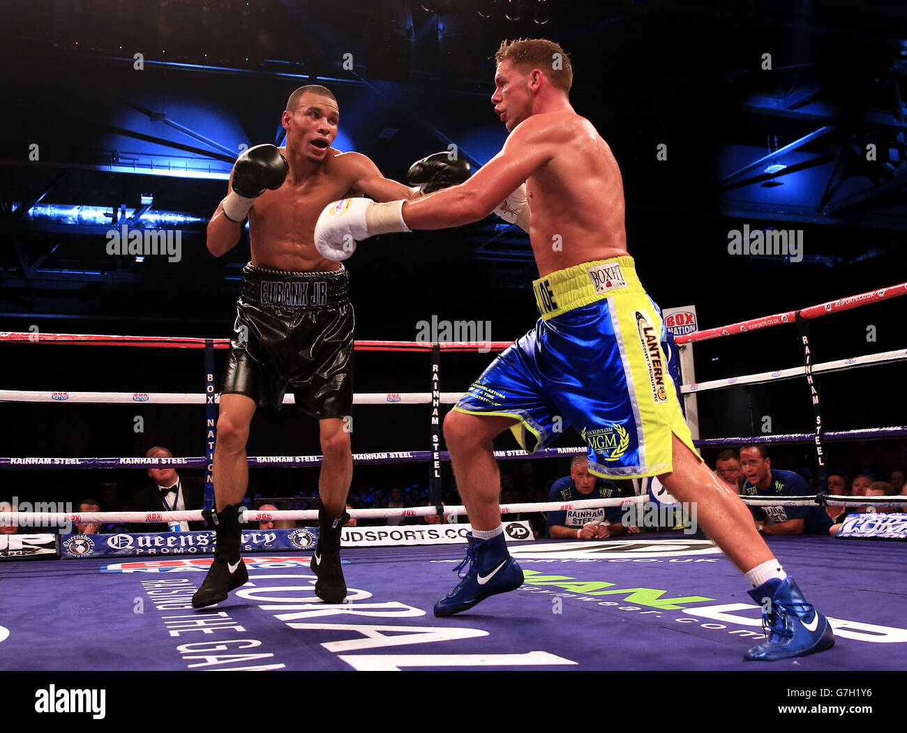 Chris Eubank Junior (à gauche) en action contre Billy Joe Saunders lors de leur combat de titres de l'Europe britannique et du Commonwealth à l'Excel Arena, Londres. Banque D'Images