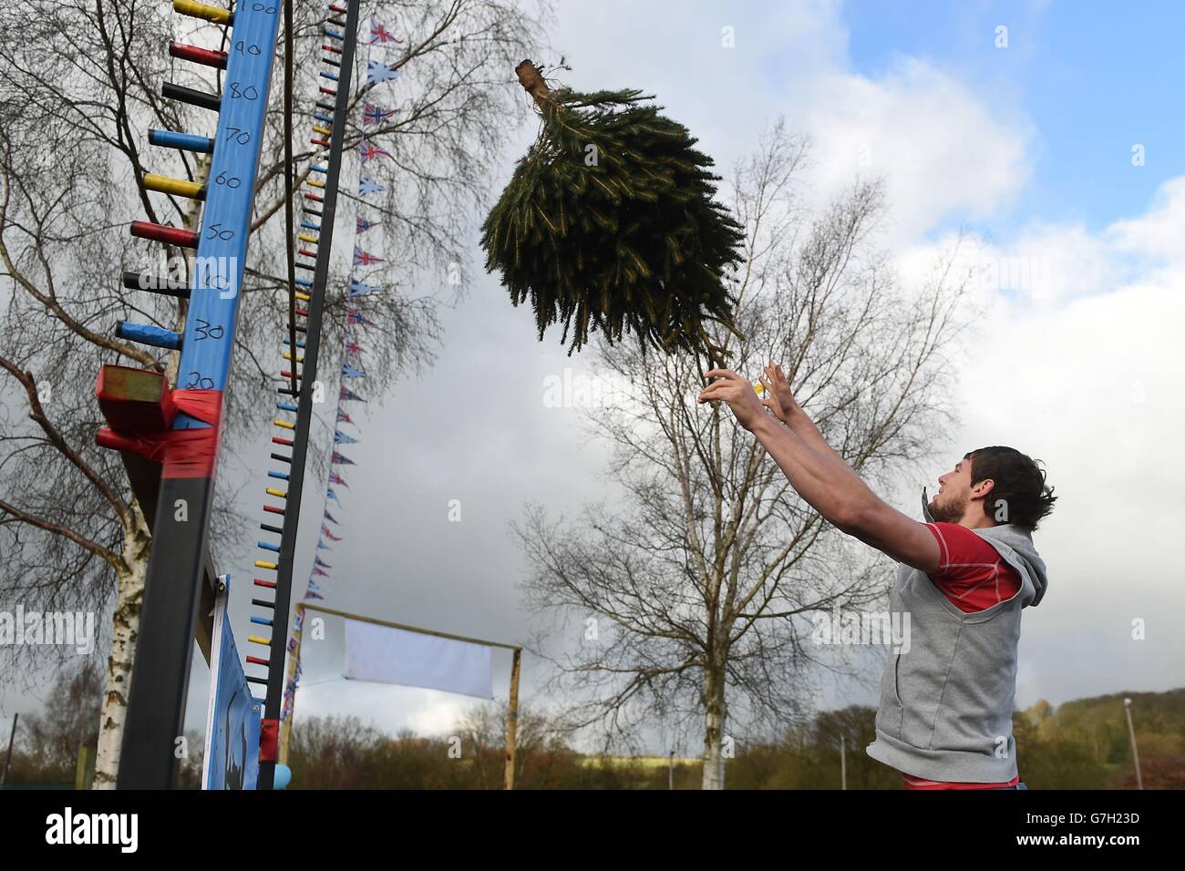 Owen Davis participe aux championnats britanniques de lancement d'arbres de Noël à Keele Christmas Tree Farm, près de Stoke-on-Trent, dans le Staffordshire. Banque D'Images