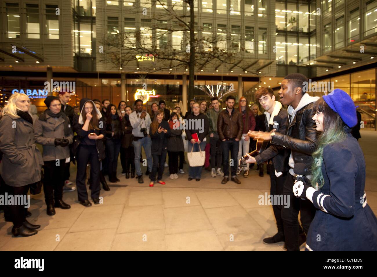 S bureau dans le centre de Londres fait partie d'une collaboration entre les musiciens de YouTube pour un spectacle de chant de Noël. APPUYEZ SUR ASOCIATION photo. Date de la photo: Mercredi 3 décembre 2014. Des musiciens YouTube de toute l'Europe se sont réunis à Londres pour collaborer et essayer de nouveaux styles. Le crédit photo devrait se lire: David Parry/PA Wire Banque D'Images