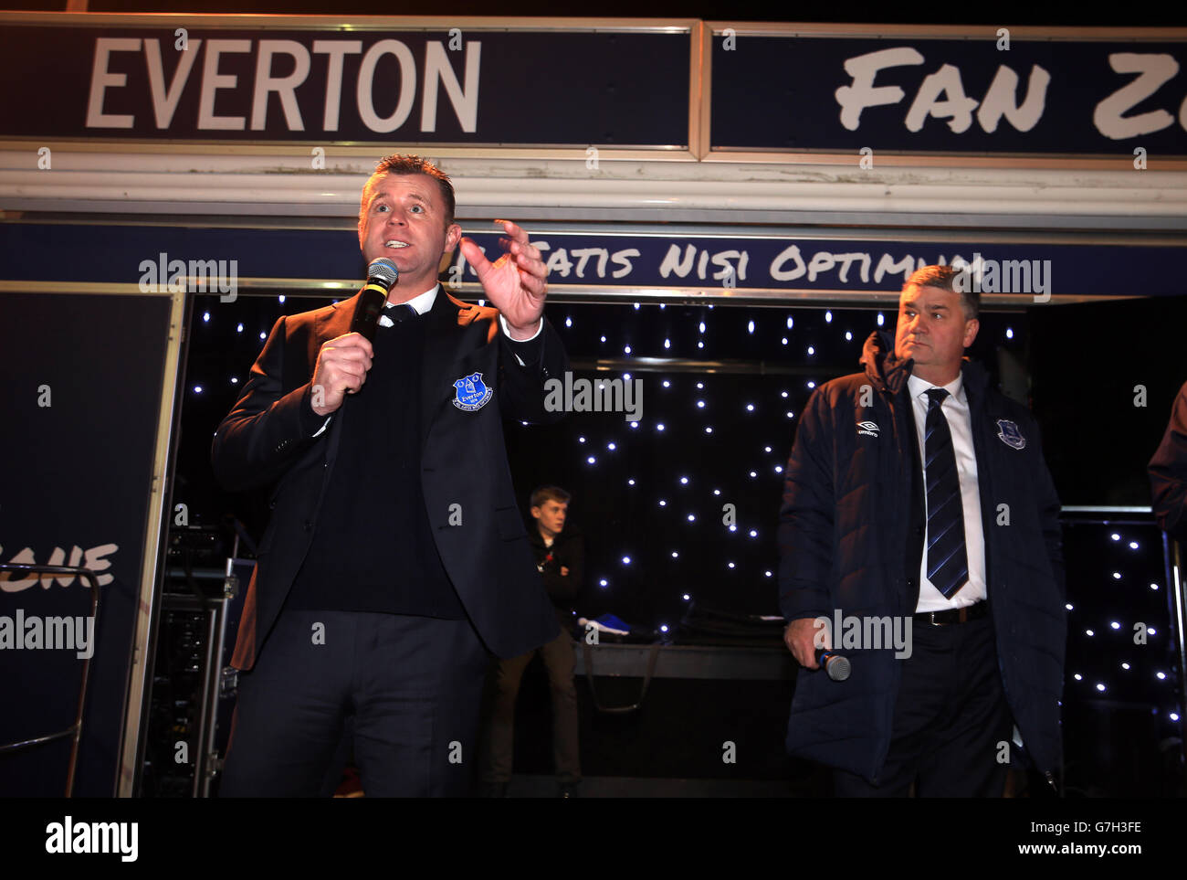 Soccer - Barclays Premier League - Everton / Hull City - Goodison Park.Graham Stuart avec Ian Snodin (à droite) dans la zone des fans Banque D'Images