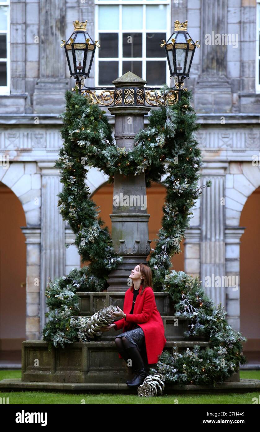 Sophie Laurensen met la touche finale à l'exposition de Noël dans le Quadrangle au Palais de Holyroodhouse à Édimbourg, en Écosse. Banque D'Images