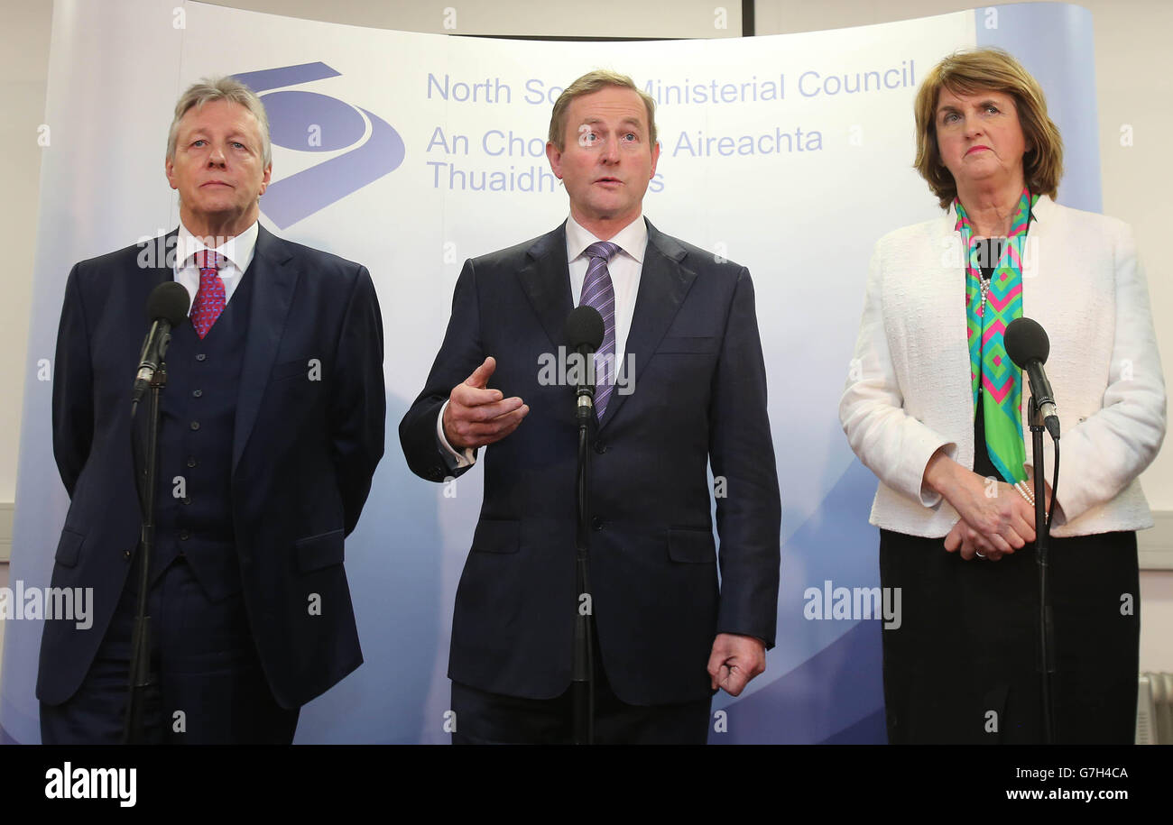 (De gauche à droite) le premier ministre de l'Irlande du Nord, Peter Robinson, Taoiseach Enda Kenny et Tanaiste Joan Burton, sont les premiers à se rendre aux médias lors de la réunion du Conseil ministériel Nord-Sud à Armagh. Banque D'Images