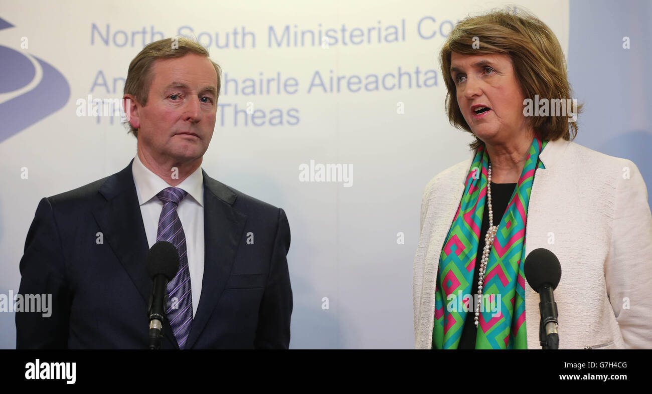 Taoiseach Enda Kenny (à gauche) et Tanaiste Joan Burton parlent aux médias lors de la réunion du Conseil ministériel Nord-Sud à Armagh. Banque D'Images