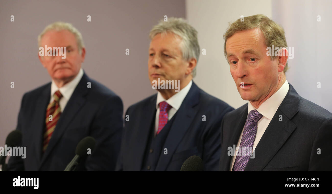 (De gauche à droite) Premier ministre adjoint de l'Irlande du Nord, Martin McGuinness, Premier ministre de l'Irlande du Nord, Peter Robinson, et Taoiseach Enda Kenny, parlent aux médias lors de la réunion du Conseil ministériel du Nord-Sud à Armagh. Banque D'Images