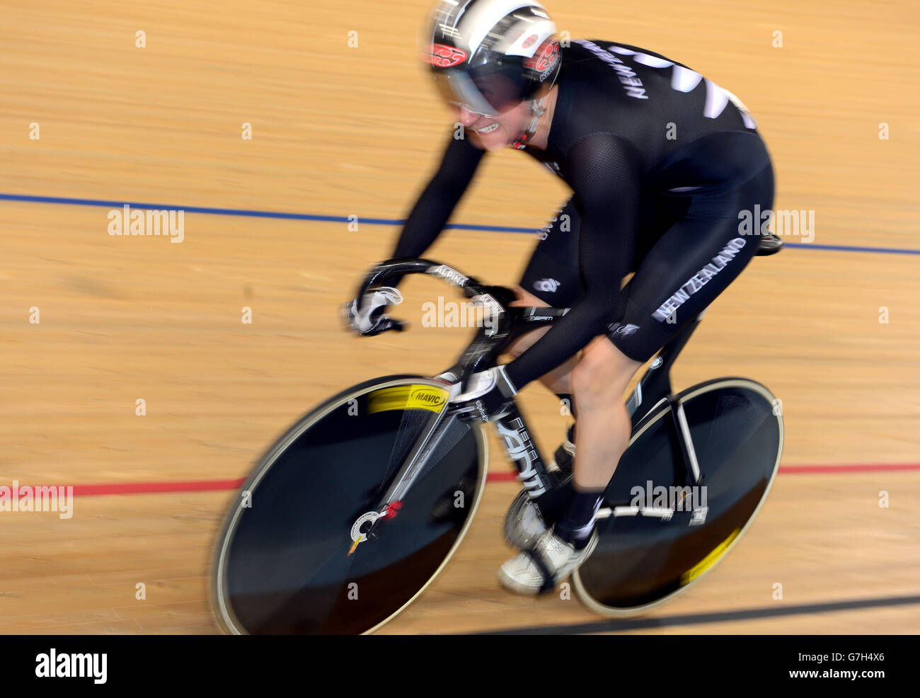 Stephanie McKenzie, de Nouvelle-Zélande, participe au concours de l'équipe féminine Sprint lors de la coupe du monde de cyclisme sur piste UCI au Lee Valley Velemark, à Londres. Banque D'Images