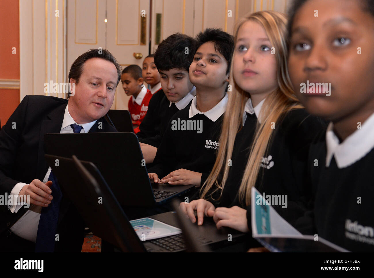 Le Premier ministre David Cameron rejoint les étudiants de Downing Street pour une heure de codage, car il annonce que 17,500 enseignants en mathématiques et en sciences seront formés, un nouveau collège national de compétences numériques sera ouvert et un nouveau GCSE en informatique, axé sur le codage, sera introduit. Banque D'Images