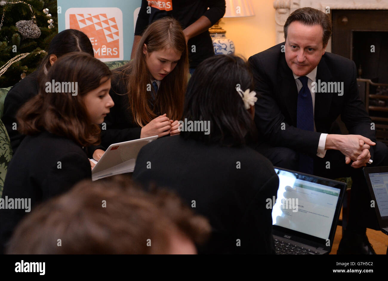 Le Premier ministre David Cameron rejoint les étudiants de Downing Street pour une heure de codage, car il annonce que 17,500 enseignants en mathématiques et en sciences seront formés, un nouveau collège national de compétences numériques sera ouvert et un nouveau GCSE en informatique, axé sur le codage, sera introduit. Banque D'Images