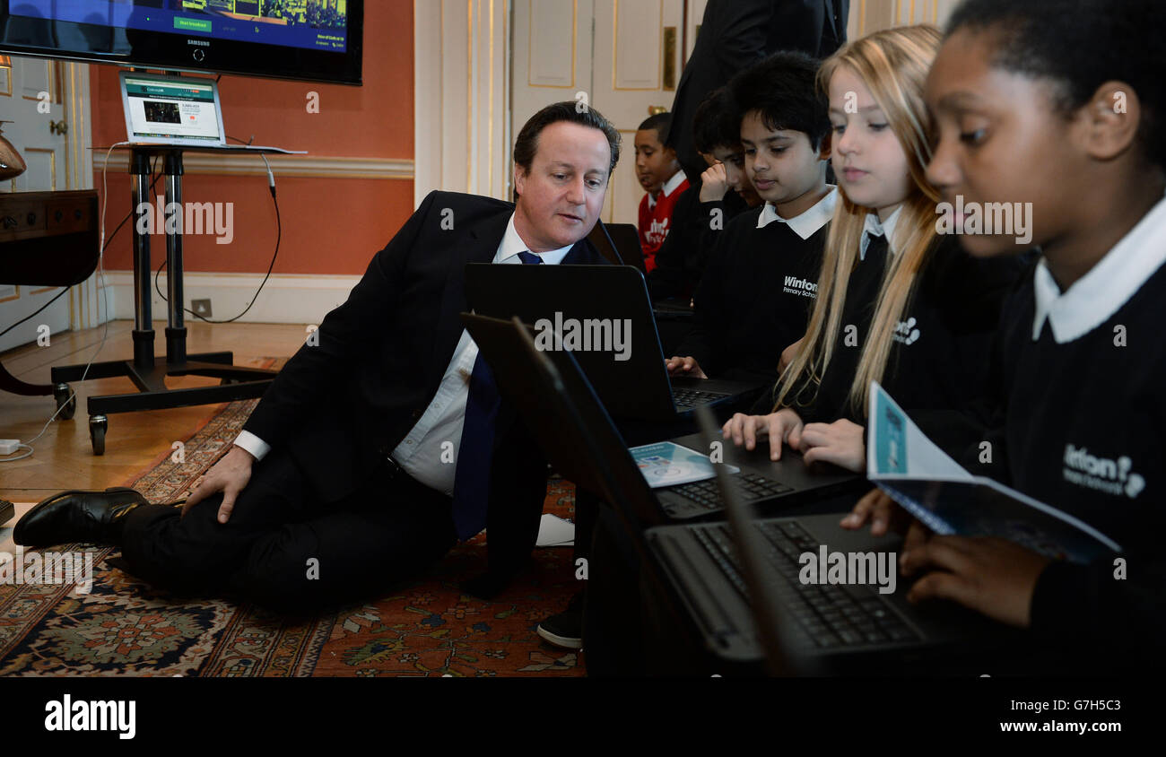 Le Premier ministre David Cameron rejoint les étudiants de Downing Street pour une heure de codage, car il annonce que 17,500 enseignants en mathématiques et en sciences seront formés, un nouveau collège national de compétences numériques sera ouvert et un nouveau GCSE en informatique, axé sur le codage, sera introduit. Banque D'Images
