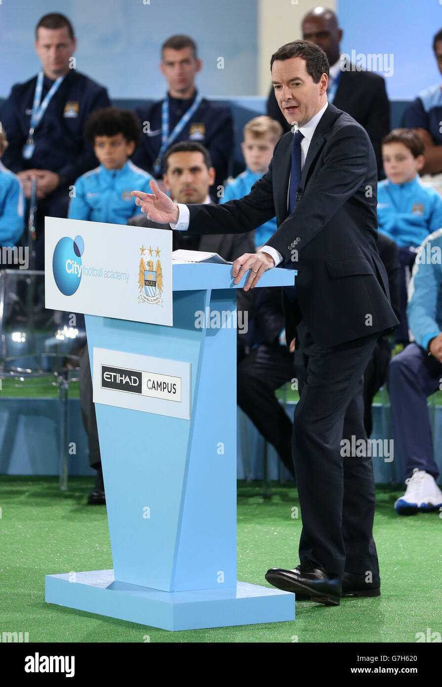 Football - lancement officiel du terrain d'entraînement de Manchester City.Le chancelier George Osbourne s'adresse à l'auditoire pour l'ouverture du campus Etihad (City football Academy).Manchester. Banque D'Images