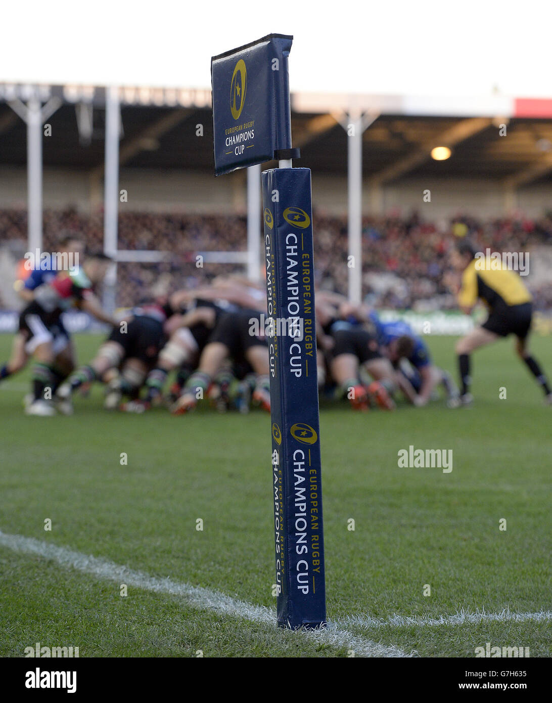 Rugby Union - coupe européenne des champions de rugby - Pool Two - Harlequins v Leinster Rugby - Twickenham Stoop.Vue floue d'une mêlée entre Harlequins et Leinster derrière un drapeau de la coupe européenne des champions de rugby au Twickenham Stoop Banque D'Images