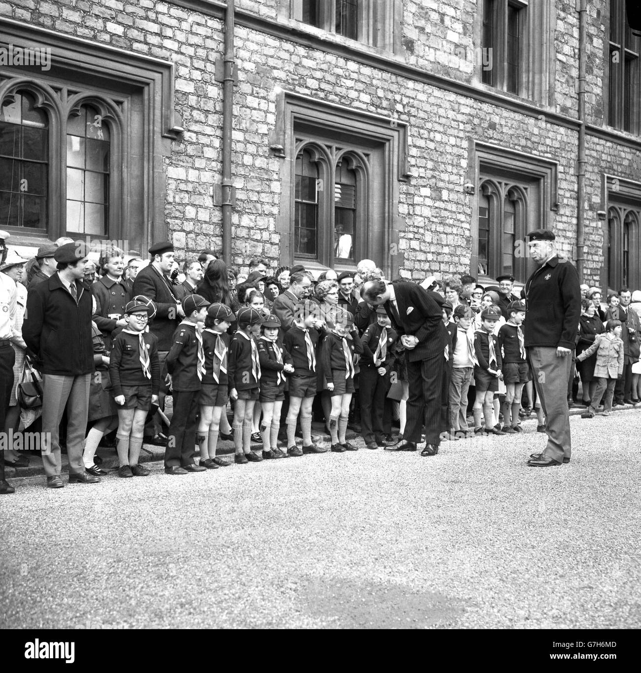 Le duc de Kent se plie pour parler à un scout de Cub au château de Windsor. Le duc était en train de passer en revue les Scouts de la Reine le jour de St George. Banque D'Images