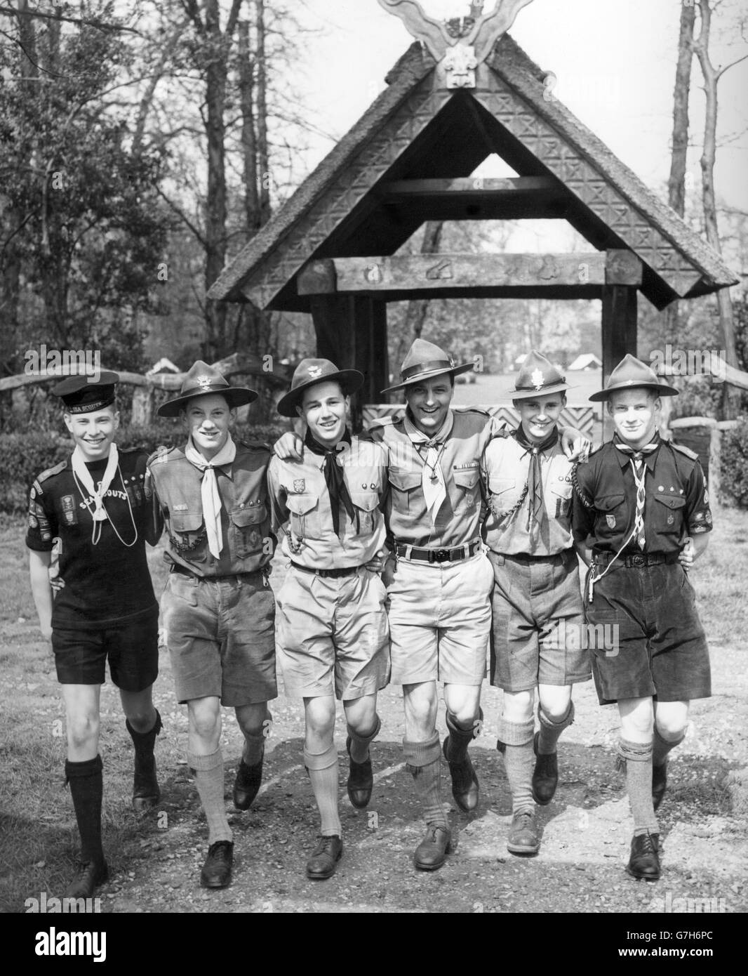 Un groupe de scouts du Centre international de formation des leaders scouts de Gilwell Park à Chingford, Essex, qui ont été choisis pour représenter la Grande-Bretagne au 40ème Jamboree national américain de Valley Forge, Pennsylvanie.(l-r) David Aslett, de Londres, John Watts, de Berkshire, Patrick Masey,De Jersey, chef de groupe et commissaire adjoint du comté de Northumberland Ken Johnstone, Eric Hudson, de Carlisle, et John Wenniger, de Sheffield. Banque D'Images