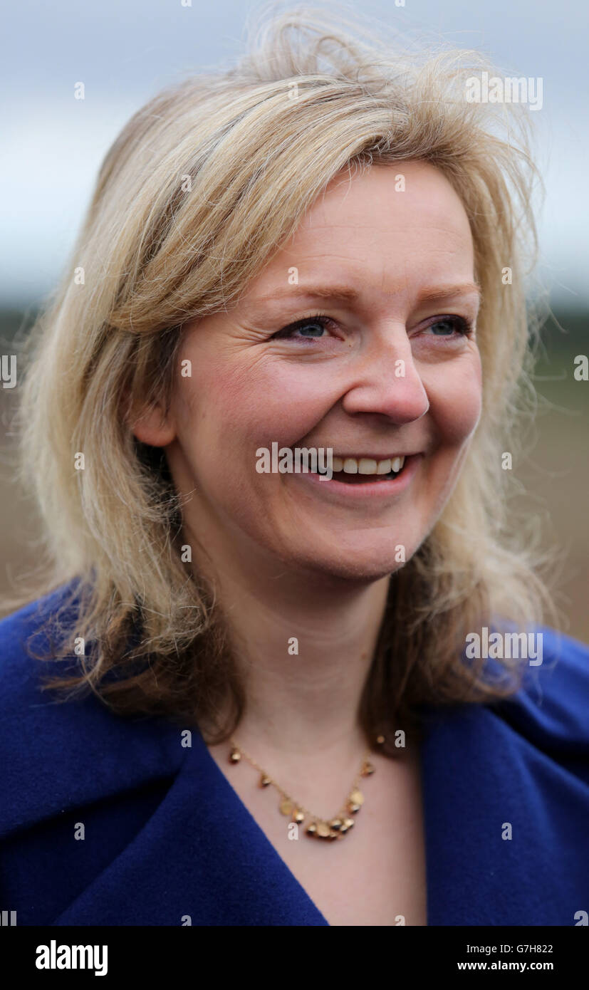 Elizabeth Truss, députée de South West Norfolk, à l'ouverture de la nouvelle route à deux voies de l'autoroute A11 à Elveden, dans le Norfolk. Banque D'Images