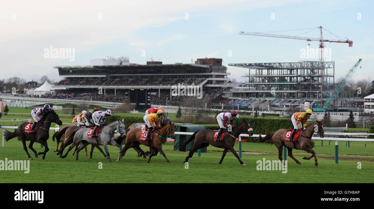 Courses hippiques - The International - Day One - Hippodrome de Cheltenham.Les coureurs et les cavaliers concourent dans le Shloer Conditional Jockeys Handicap Chase pendant le premier jour de l'International à Cheltenham Racecourse. Banque D'Images