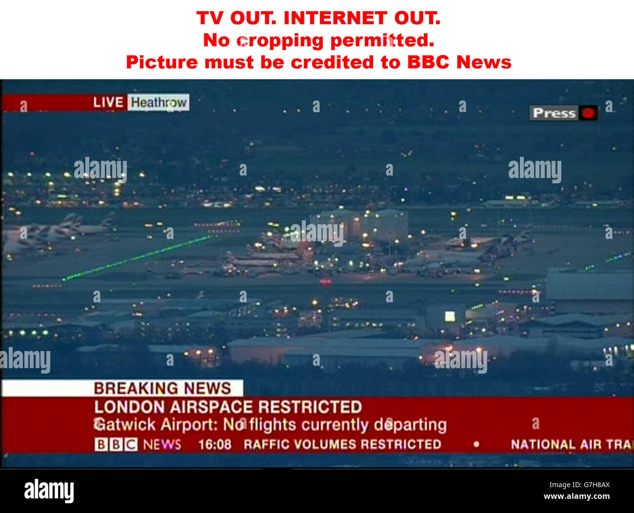 SORTIE TV. SORTIE INTERNET. Aucun recadrage n'est autorisé. L'image doit être créditée à BBC News. Nous sommes informés que les vidéograbs ne doivent pas être utilisés plus de 48 heures après la transmission originale, sans le consentement du détenteur des droits d'auteur. Capture vidéo prise de BBC News de l'aéroport d'Heathrow car les vols ont été lancés dans le chaos après un problème technique au siège social de la compagnie de contrôle de la circulation aérienne NATs, dans le sud de l'Angleterre. Banque D'Images