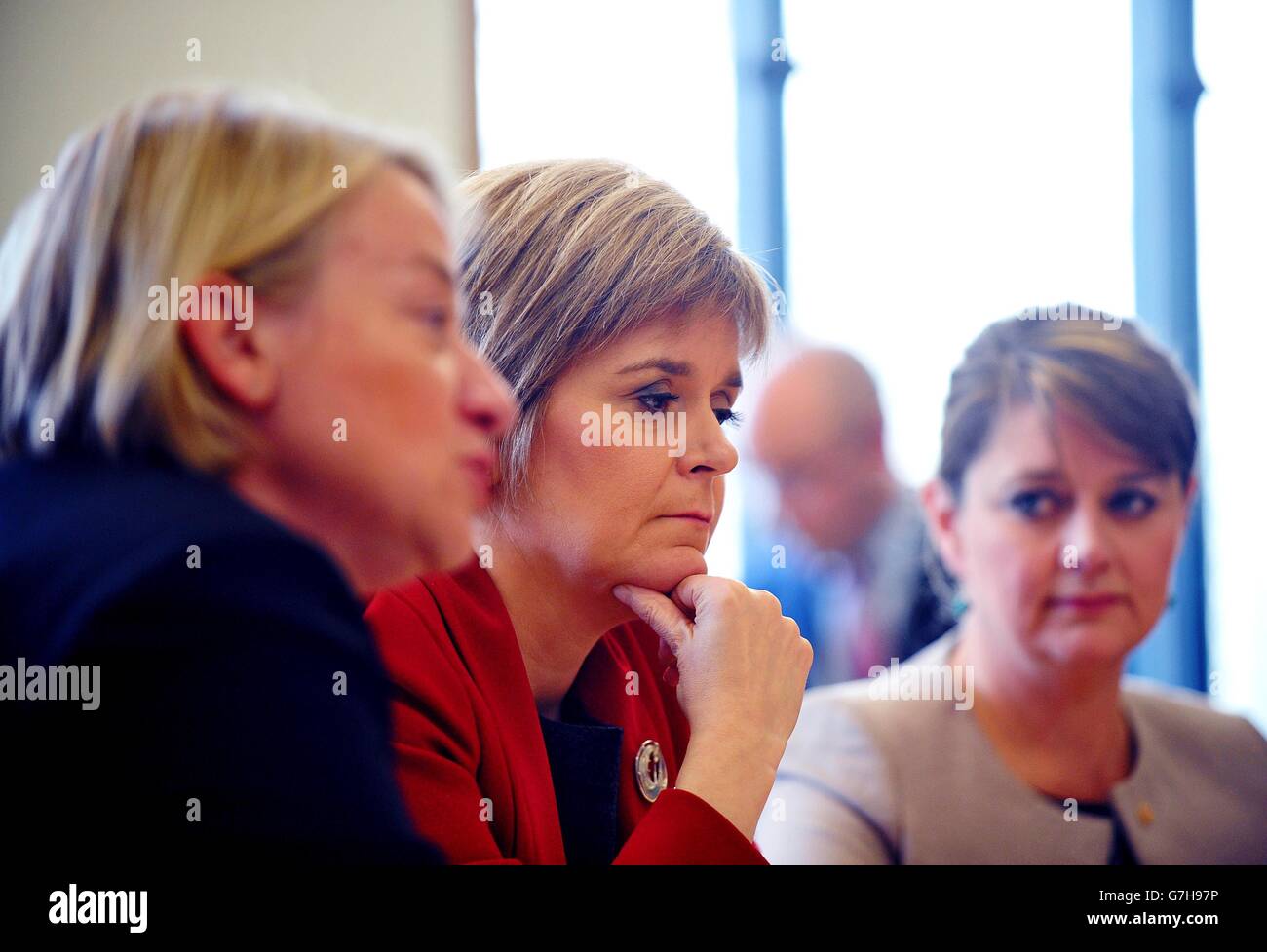 Première ministre d'Écosse Nicola Sturgeon (au centre) lors d'une rencontre à Portculi House, dans le centre de Londres, avec le chef du Parti Vert d'Angleterre et du pays de Galles, Natalie Bennett (à gauche) et le chef de Plaid Cymru Leanne Woodand, comme ils appellent les trois partis à être entendus dans les débats électoraux généraux. Banque D'Images