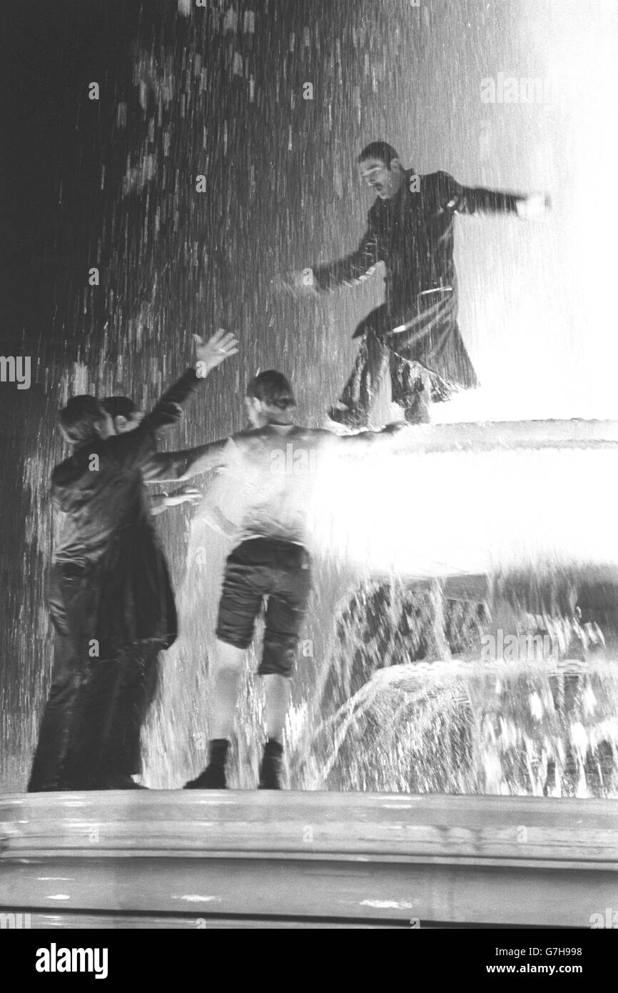 Une bonne année, mais avec un peu de plaisir. Les fêtards éclatent l'eau d'une fontaine à Trafalgar Square, Londres, alors qu'ils célèbrent les derniers moments de 1968. Banque D'Images