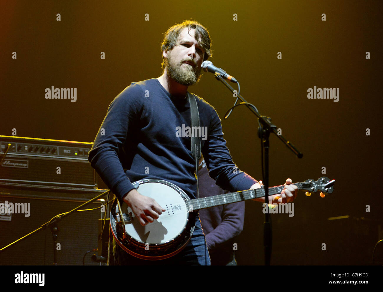 XFM Winter Wonderland - Manchester.Joey Haynes (à gauche) de Bear's Den se produit au Winter Wonderland 2014 de XFM, à l'O2 Apollo Manchester. Banque D'Images