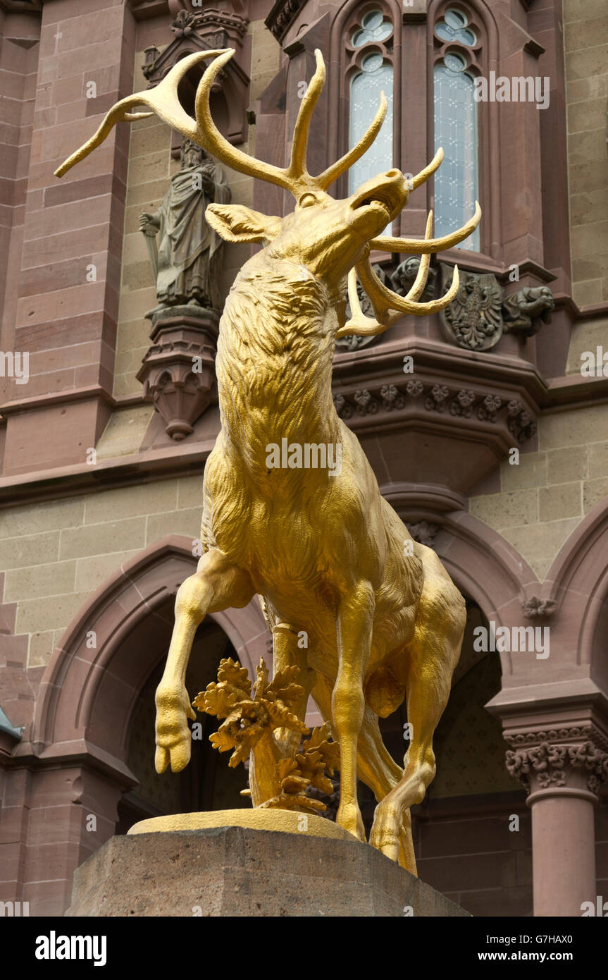 Sculpture de cerf d'or au château Drachenburg, Drachenfels, Bonn, Rhénanie du Nord-Westphalie Banque D'Images