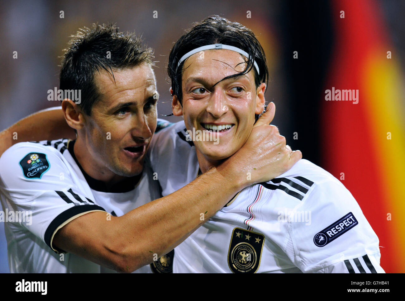 Allemagne Mesut Oezil joueurs Miroslav Klose et célébration de but, match de qualification pour le championnat d'Europe de football de l'UEFA Banque D'Images
