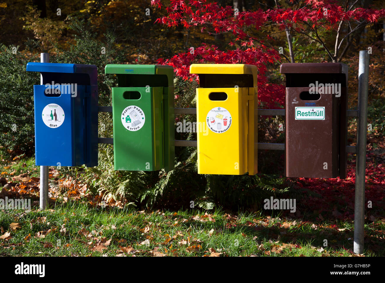 La séparation des déchets dans les jardins du spa, Bad Harzburg, district de Goslar, Harz, Basse-Saxe, PublicGround Banque D'Images La séparation des déchets dans les jardins du spa, Bad Harzburg, district de Goslar, Harz, Basse-Saxe, PublicGround Banque D'Images