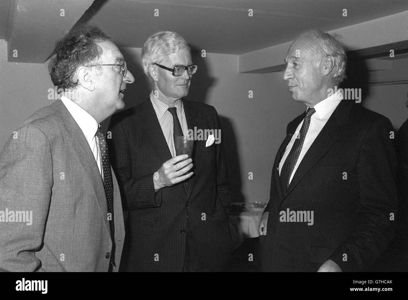 Le secrétaire à l'accueil, Douglas Hurd (au centre), discute avec David Nicholas (l), rédacteur en chef de l'ITN, et Peter Gibbings, président de l'Association de la presse, lors du déjeuner annuel de l'AP à l'hôtel Savoy de Londres. Banque D'Images