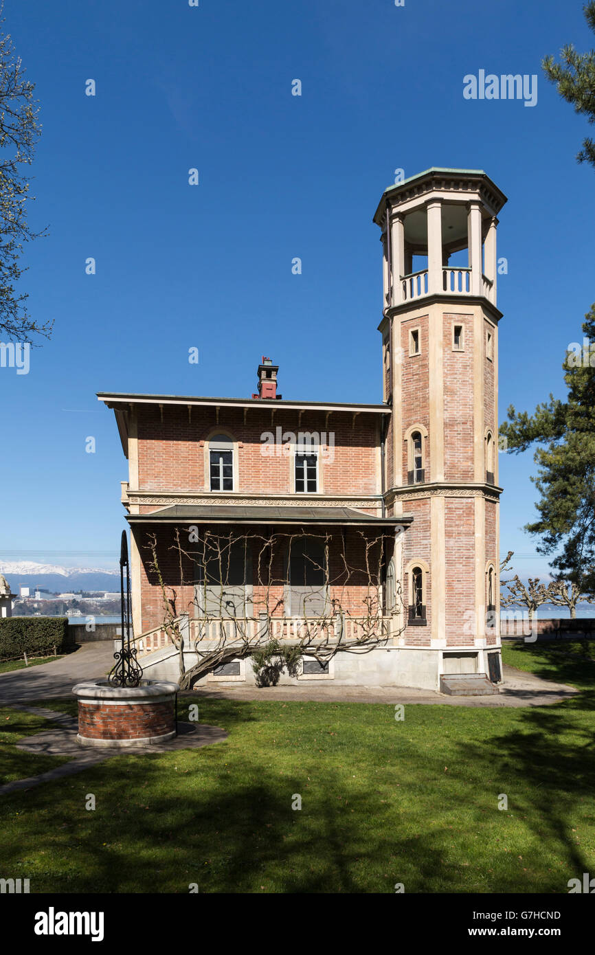 Une petite maison avec une tour et une fontaine à l'entrée du parc La Grange de Genève, Suisse Banque D'Images